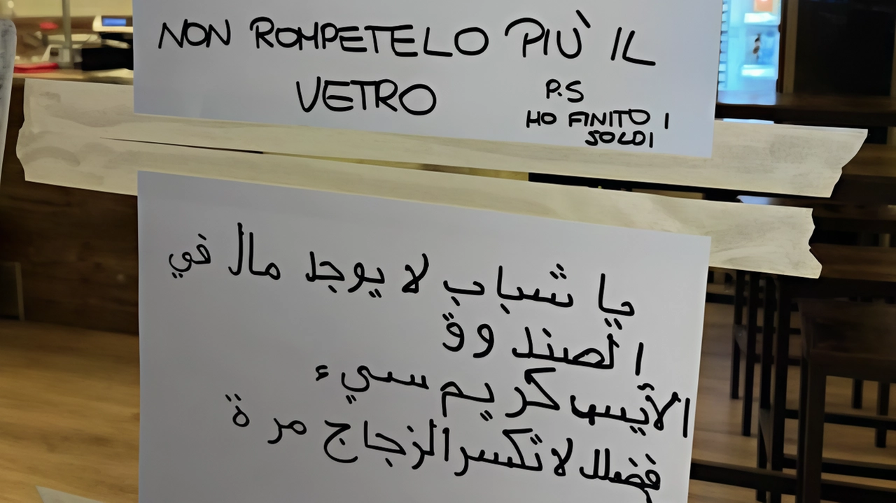 Nuova spaccata alla gelateria di via Volta, il titolare denuncia il furto con un video ironico e un cartello...