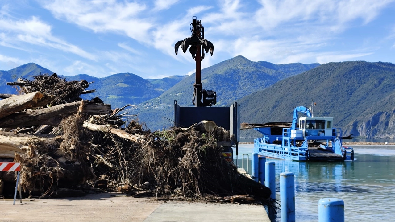 il battello spazzino impegnato nella raccolta dei rifiuti arrivati nel Sebino il battello spazzino impegnato nella raccolta dei rifiuti arrivati nel Sebino