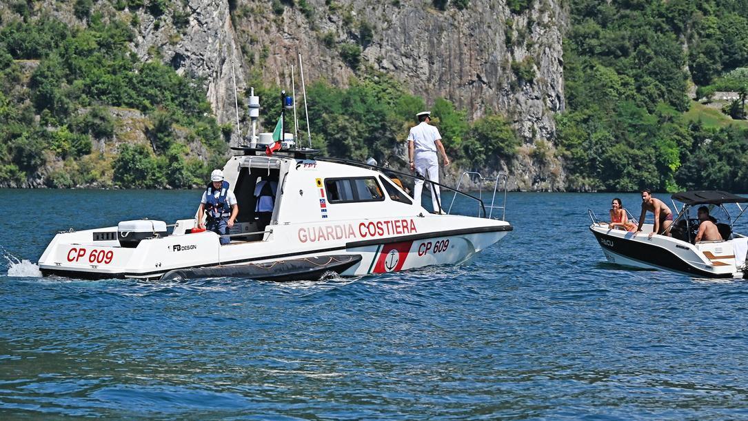 vola dalla barca affoga nel lago la tragedia di una turista brianzola
