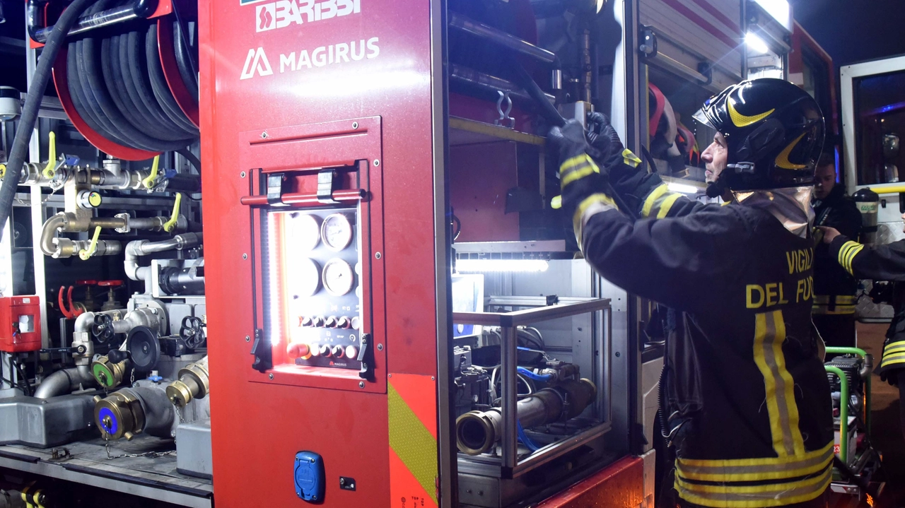 Vigili del fuoco in azione durante la notte per un incendio in un appartamento Vigili del fuoco in azione durante la notte per un incendio in un appartamento