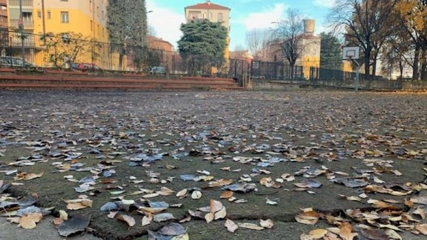 In alto, uno dei due campi di pertinenza dell’istituto scolatico Rinnovata Pizzigoni in stato di degrado A sinistra, una visione dall’alto dell’area a fianco della scuola dove sono presenti i due campi In alto, uno dei due campi di pertinenza dell’istituto scolatico Rinnovata Pizzigoni in stato di degrado A sinistra, una visione dall’alto dell’area a fianco della scuola dove sono presenti i due campi