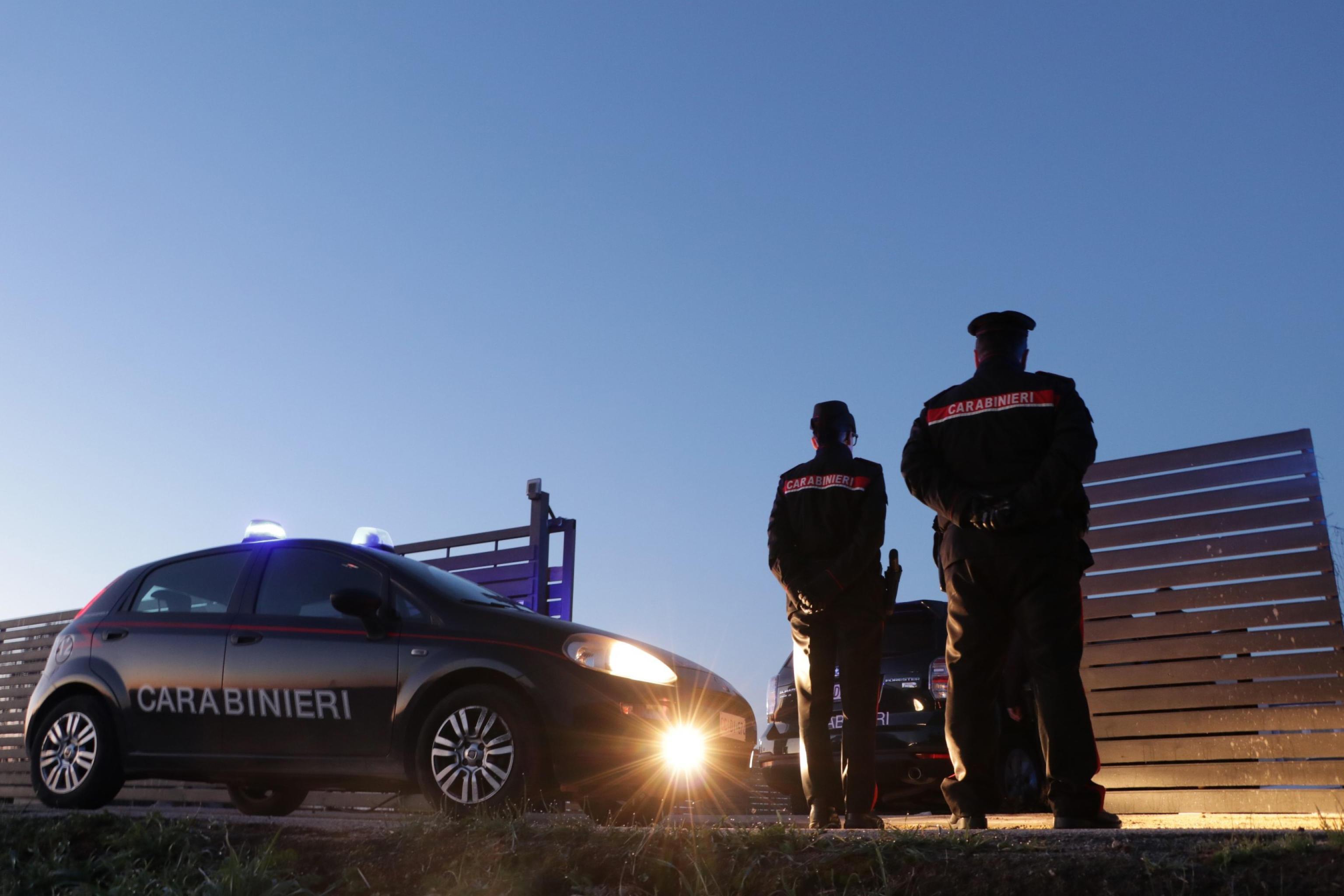 pavia sequestra uno scuolabus per lo stipendio in ritardo picchiato dai datori di lavoro con spranghe e cavi