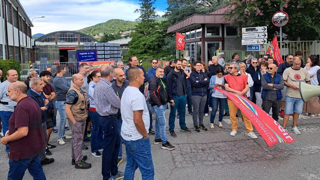 Uno sciopero degli operai che anche ieri si sono riuniti in presidio mentre si svolgeva l’incontro con i curatori Uno sciopero degli operai che anche ieri si sono riuniti in presidio mentre si svolgeva l’incontro con i curatori