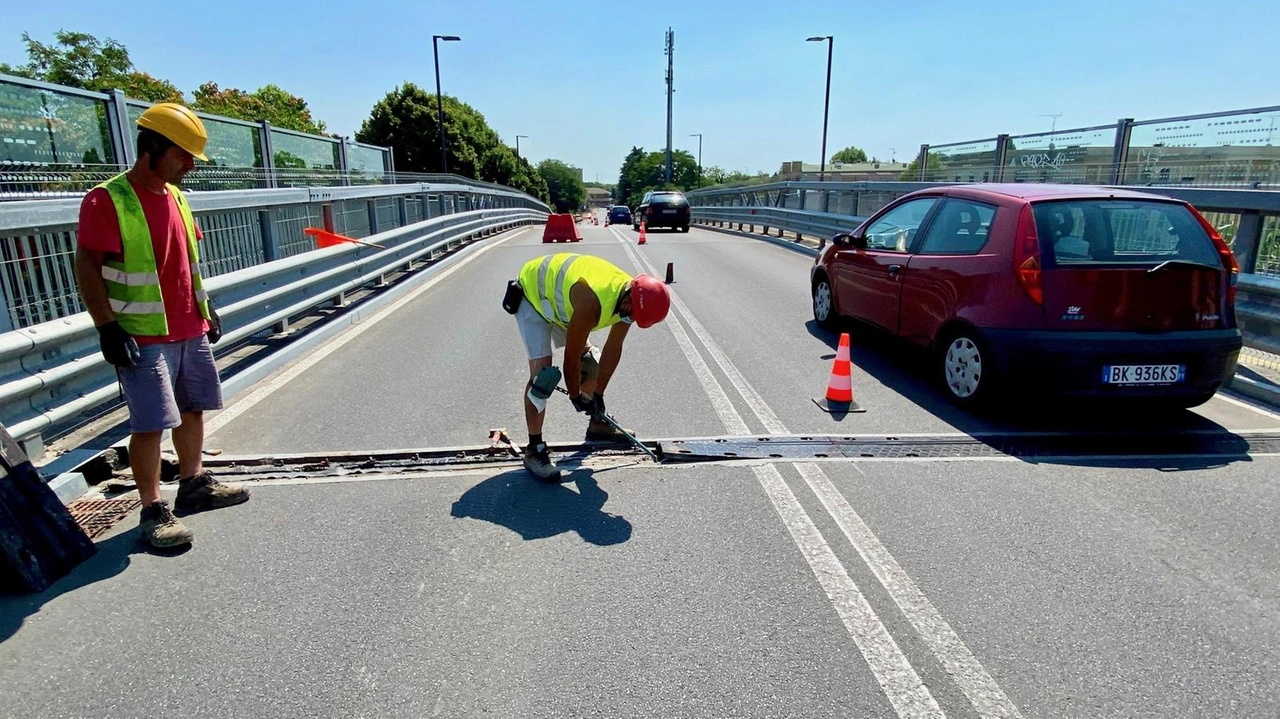 I giunti di dilatazione sulla sede stradale del ponte generano ormai un rumore insopportabile I giunti di dilatazione sulla sede stradale del ponte generano ormai un rumore insopportabile