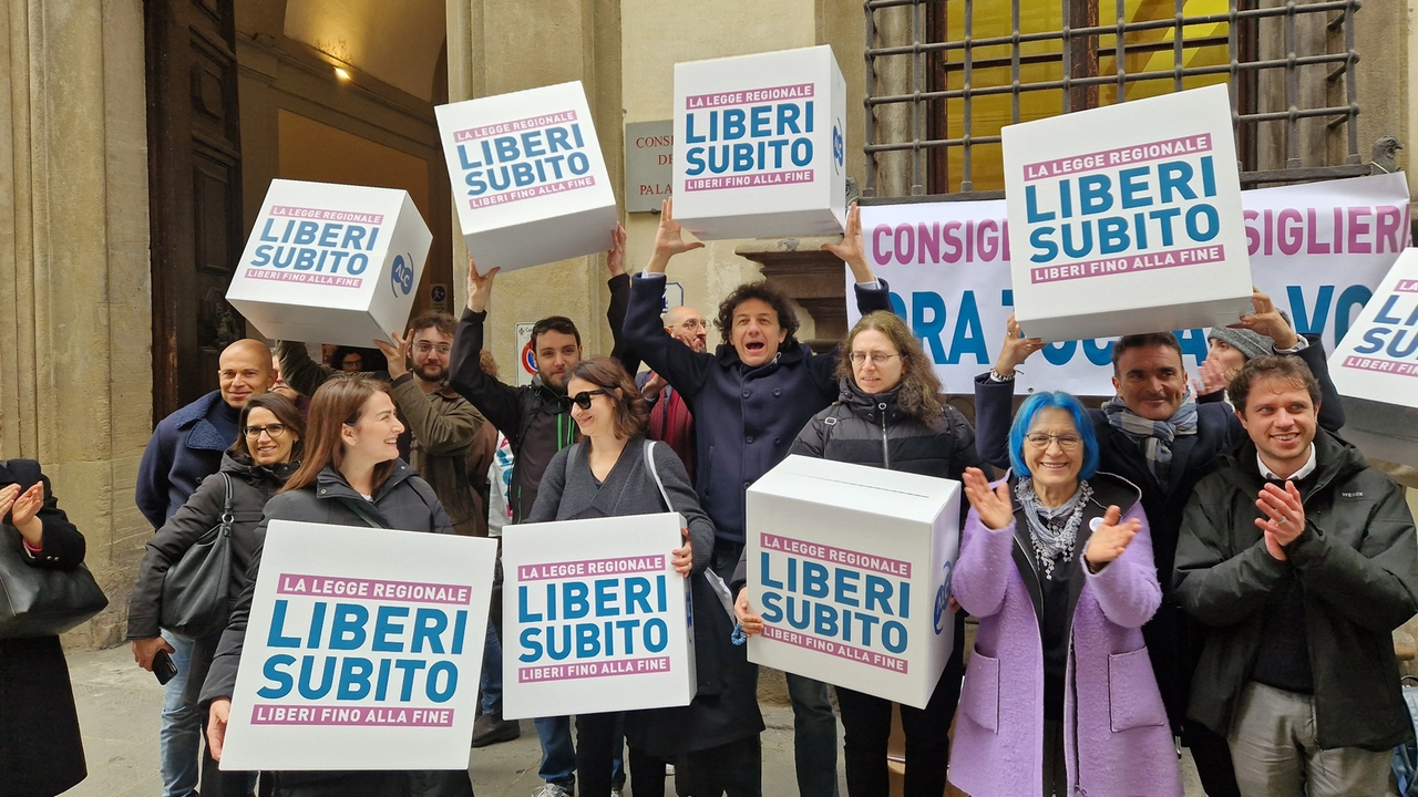 Marco Cappato (al centro) durante un flash mob per la legge regionale sul fine vita poi bocciata dal Consiglio lombardo Marco Cappato (al centro) durante un flash mob per la legge regionale sul fine vita poi bocciata dal Consiglio lombardo