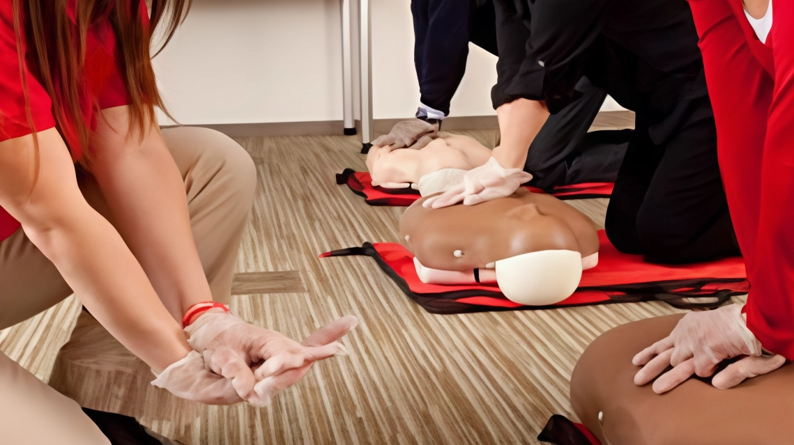 Un corso per apprendere le manovre del massaggio cardiaco: a Monza ne sarebbero stati effettuati da personale non qualificato