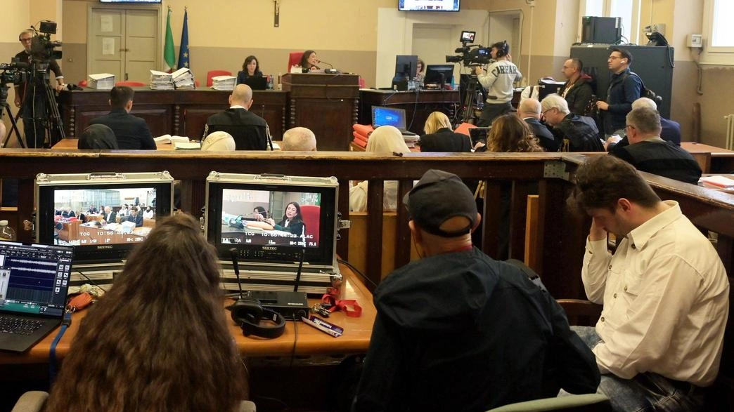 Il consulente Giuseppe Sartori ieri in udienza: «Estrarre l’arma è stato l’ultimo gesto volontario» Il consulente Giuseppe Sartori ieri in udienza: «Estrarre l’arma è stato l’ultimo gesto volontario»