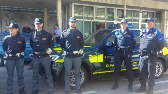 Polizia italiana e svizzera al confine Polizia italiana e svizzera al confine
