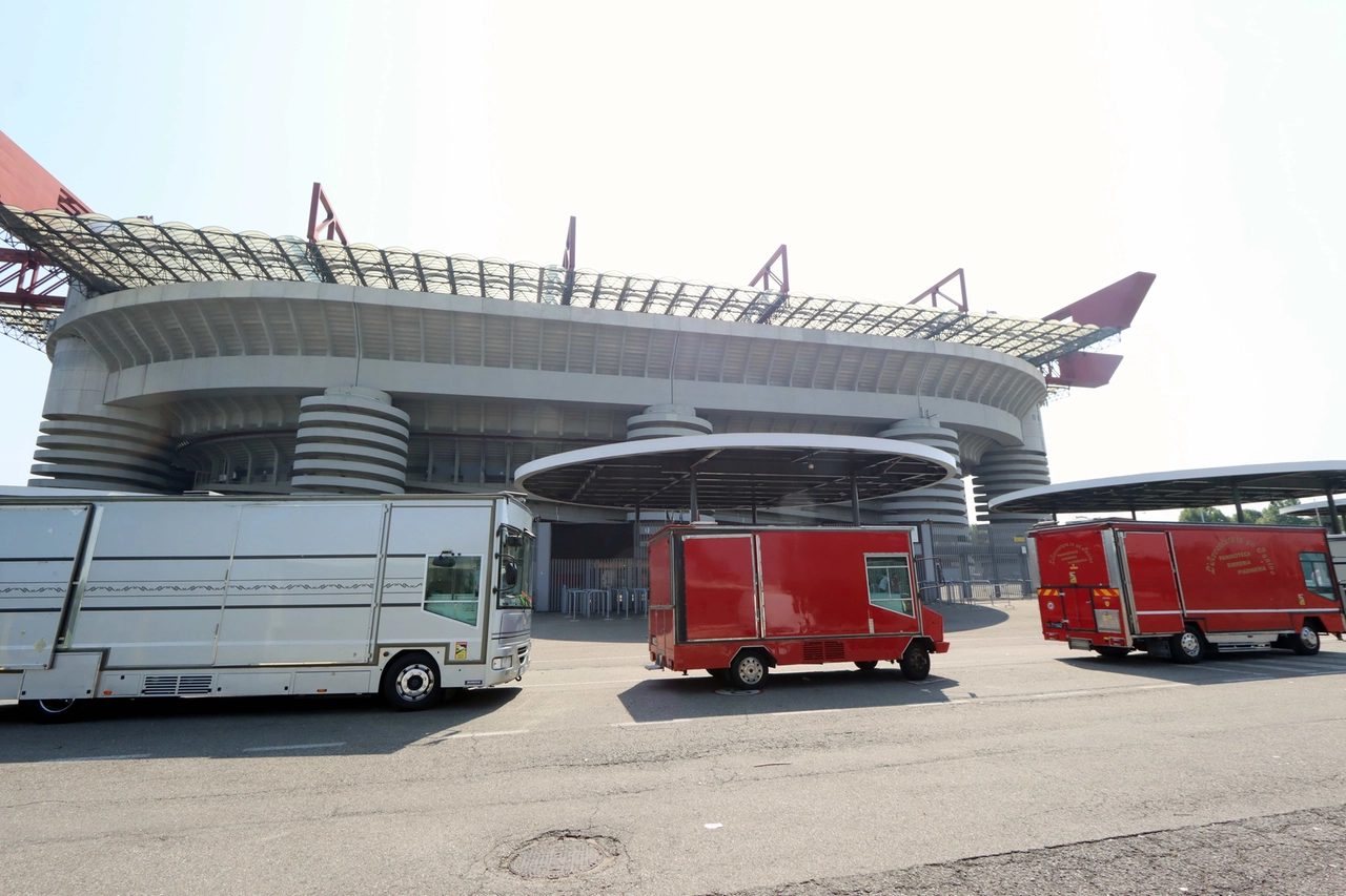 Milano 13082025 protesta ambulanti paninari marchandising allo Stadio Meazza San Siro foto Ansa Salmoirago
