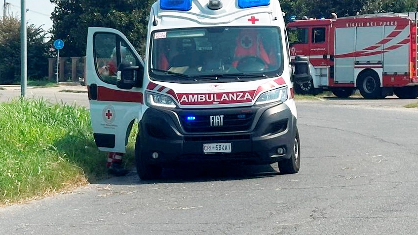 Vigili del fuoco e ambulanza in azione (foto di archivio) Vigili del fuoco e ambulanza in azione (foto di archivio)