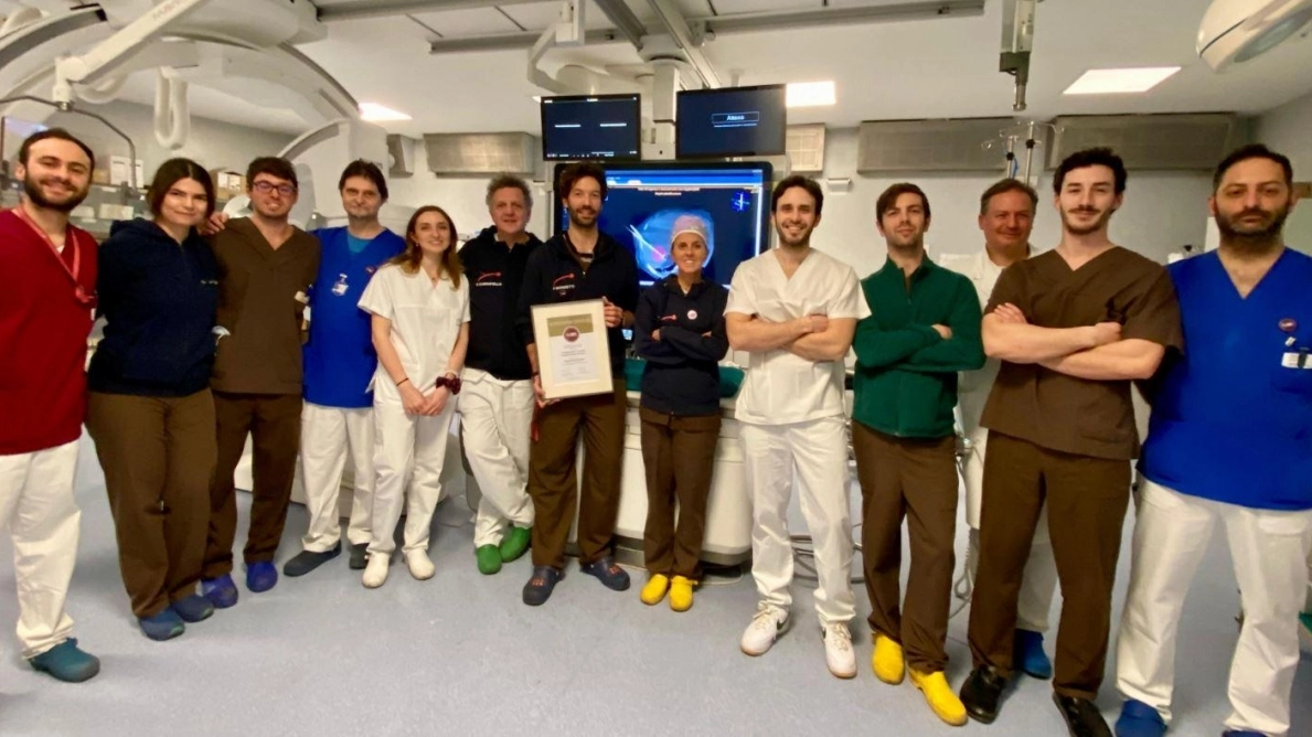 Il team del Policlinico di Milano che ha eseguito con successo l'intervento di termoablazione della lesione tumorale al fegato di un paziente Il team del Policlinico di Milano che ha eseguito con successo l'intervento di termoablazione della lesione tumorale al fegato di un paziente
