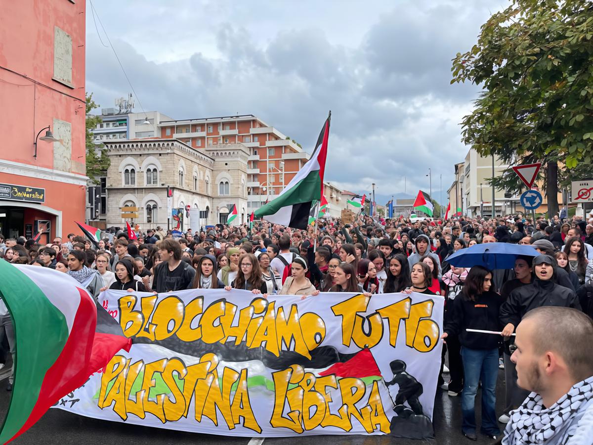 La Leonessa si ferma per Gaza. Diecimila sotto la pioggia: "L’Italia riconosca la Palestina"