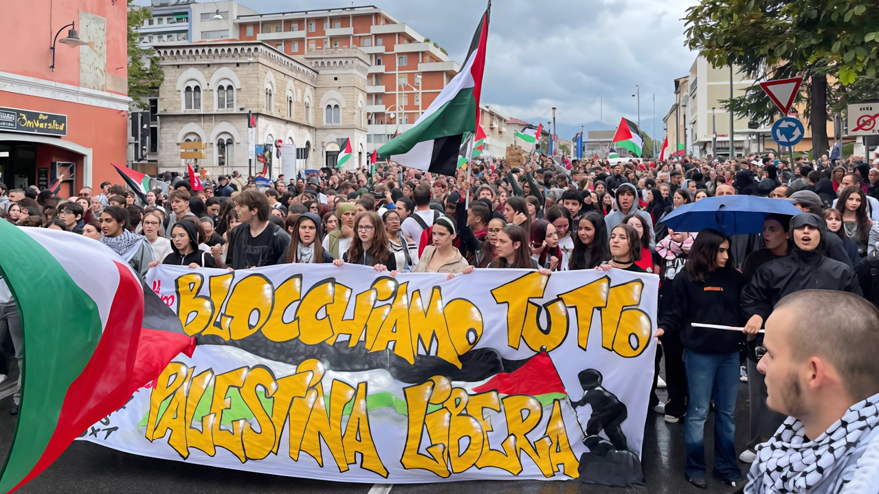 Il corteo tra le piazze Loggia, Vittoria e Duomo con una grande partecipazione del mondo della scuola In 10mila hanno manifestato per la Palestina libera