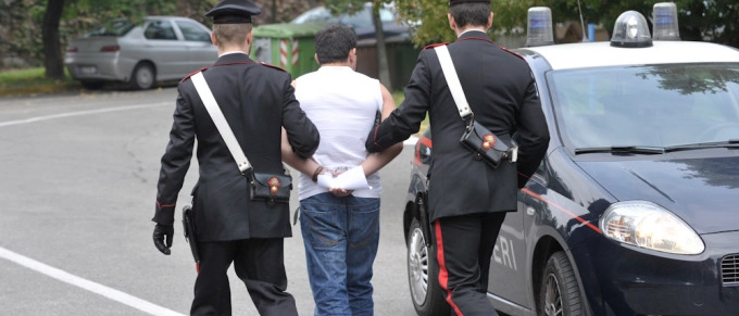 L’incubo delle amiche liceali pedinate e violentate in casa: “Non urlate”. Il predatore incastrato dall’app dell’iPhone rubato