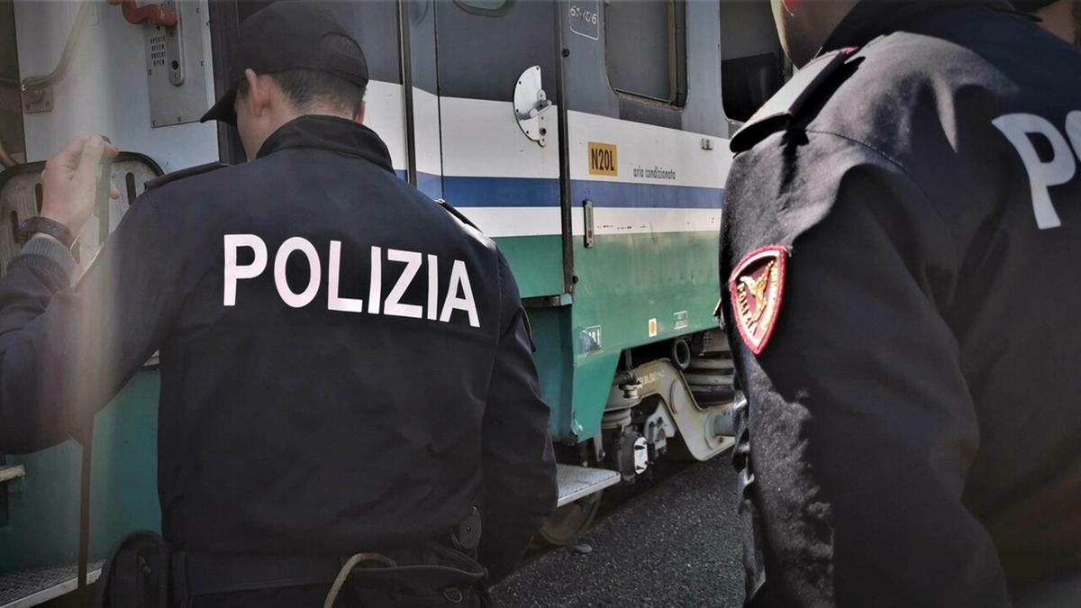 giovane picchia autista e controllore trenord sul bus sostitutivo della lecco tirano arrestato