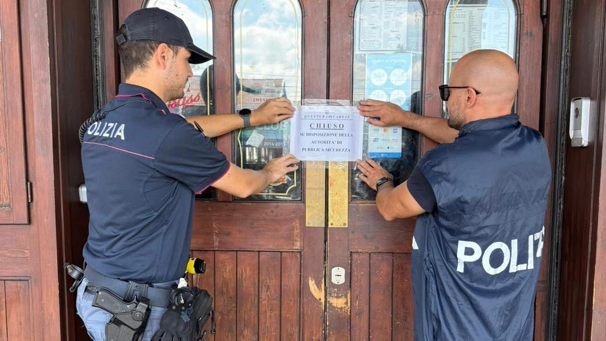 I sigilli messi dagli agenti della polizia all'ingresso del locale I sigilli messi dagli agenti della polizia all'ingresso del locale