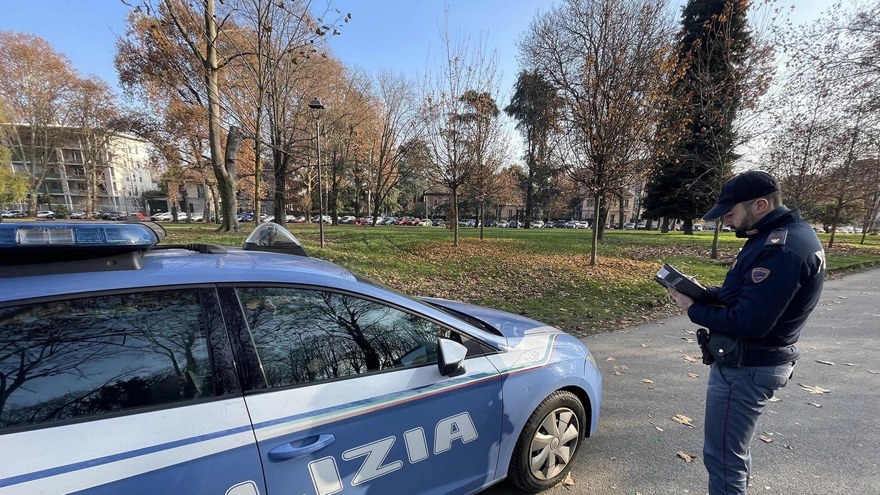Gli agenti della Questura di polizia hanno presidiato l’area sulla quale sono intervenuti anche i cani molecolari Gli agenti della Questura di polizia hanno presidiato l’area sulla quale sono intervenuti anche i cani molecolari