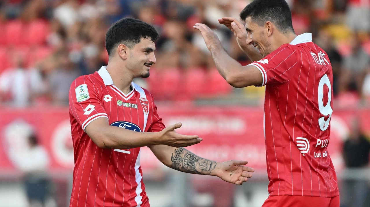 L’attaccante uruguaiano Augustin Alvarez, a sinistra, riceve i complimenti di Marko Maric dopo aver segnato il gol decisivo per battere la Sampdoria