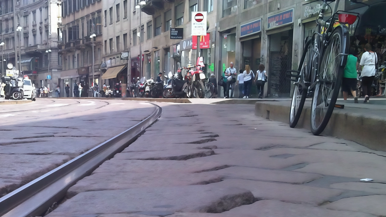 Un tratto di pavè in via Torino uno dei più problematici della città anche a causa dei binari del tram Un tratto di pavè in via Torino uno dei più problematici della città anche a causa dei binari del tram