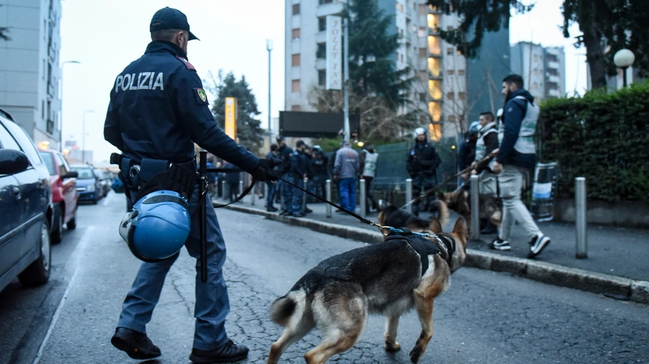 Controlli della polizia con l’ausilio di cani (foto di repertorio) Controlli della polizia con l’ausilio di cani (foto di repertorio)