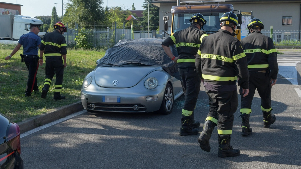 La macchina parcheggiata in via Erodoto viene esaminata dai carabinieri