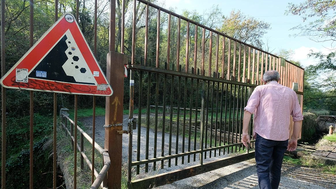I cartelli che indicano l’accesso vietato Ci sono i soldi per ripristinare le sponde ma ci vorrà del tempo I cartelli che indicano l’accesso vietato Ci sono i soldi per ripristinare le sponde ma ci vorrà del tempo