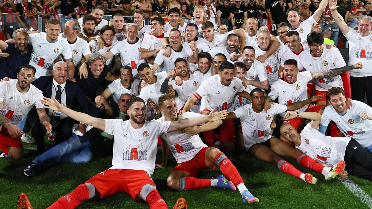 La Cremonese torna in Serie A con una vittoria emozionante contro lo Spezia, grazie alle prestazioni di Vazquez e De Luca