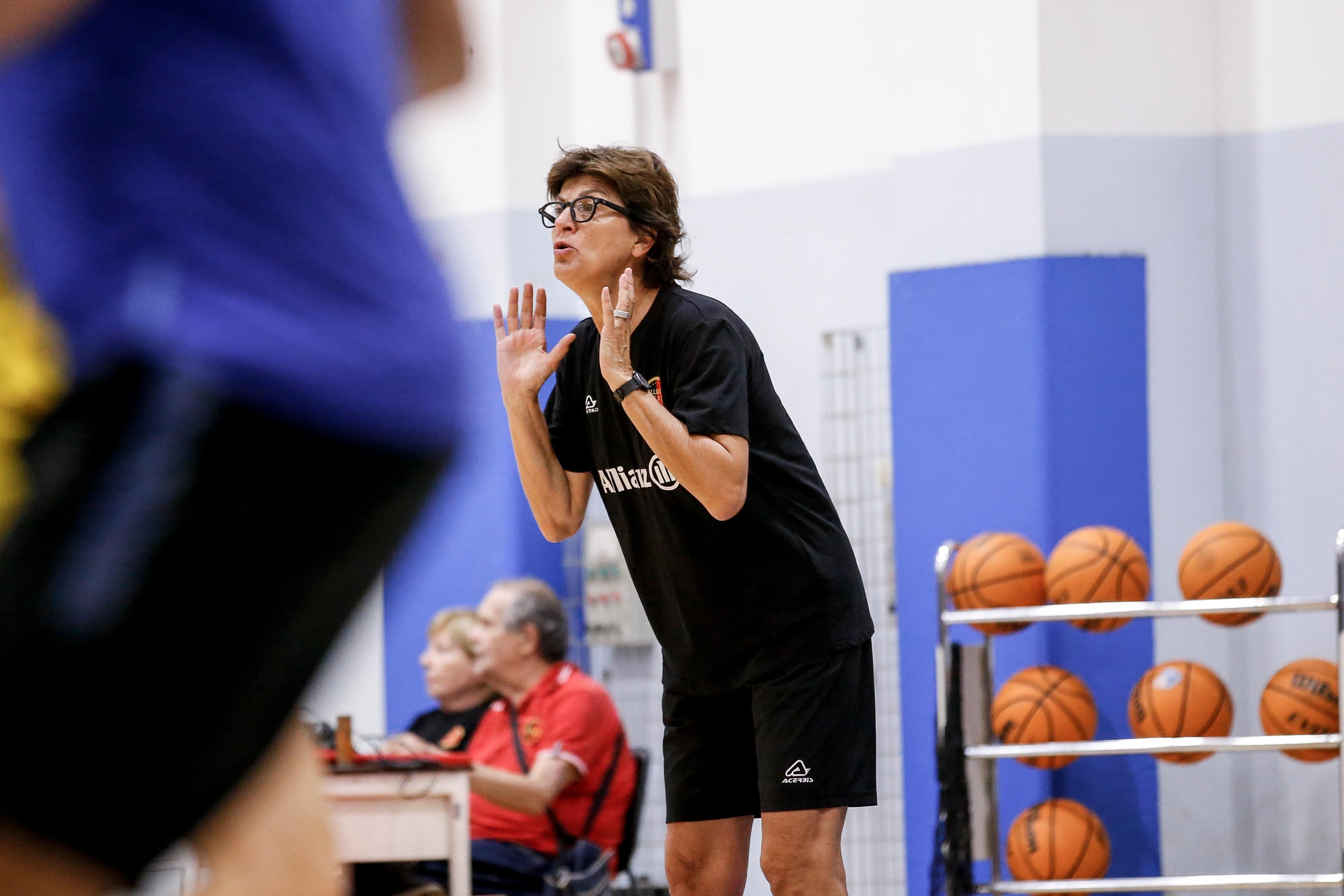 Cinzia Zanotti rifiuta dopo le polemiche, non avremo la prima allenatrice donna nella Serie A basket: “no” al Brescia Cinzia Zanotti rifiuta dopo le polemiche, non avremo la prima allenatrice donna nella Serie A basket: “no” al Brescia