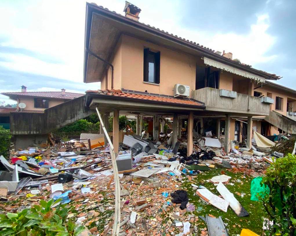 Bagnatica, palazzina sventrata dall’esplosione: “Da qualche giorno si avvertiva odore di gas” Bagnatica, palazzina sventrata dall’esplosione: “Da qualche giorno si avvertiva odore di gas”