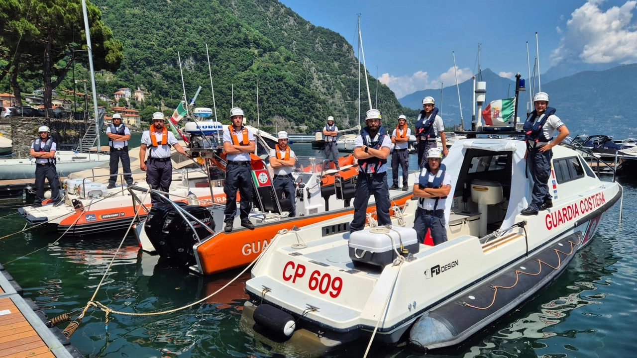 Lo schieramento di militari della Guardia Costiera impegnati sul lago di Como Lo schieramento di militari della Guardia Costiera impegnati sul lago di Como