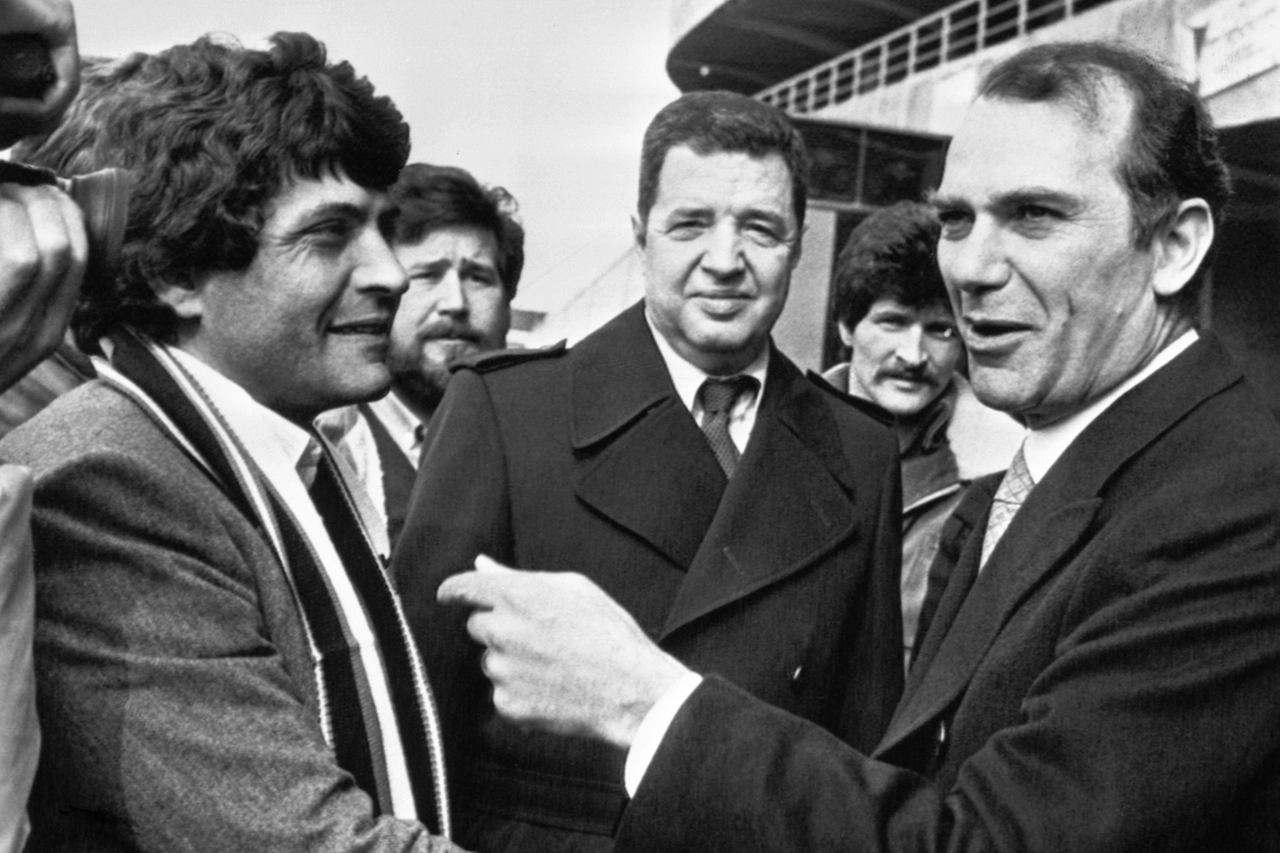 Ernesto Pellegrini a colloquio con alcuni tifosi prima di un derby nel 1984