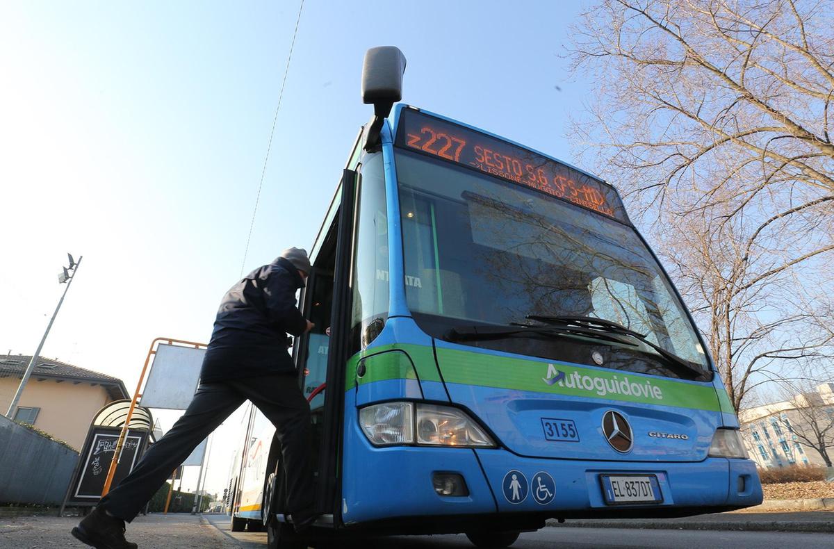 Pugni in faccia e sputi all’autista del bus e birra rovesciata sul controllore: situazione fuori controllo sui pullman di linea in Brianza Pugni in faccia e sputi all’autista del bus e birra rovesciata sul controllore: situazione fuori controllo sui pullman di linea in Brianza