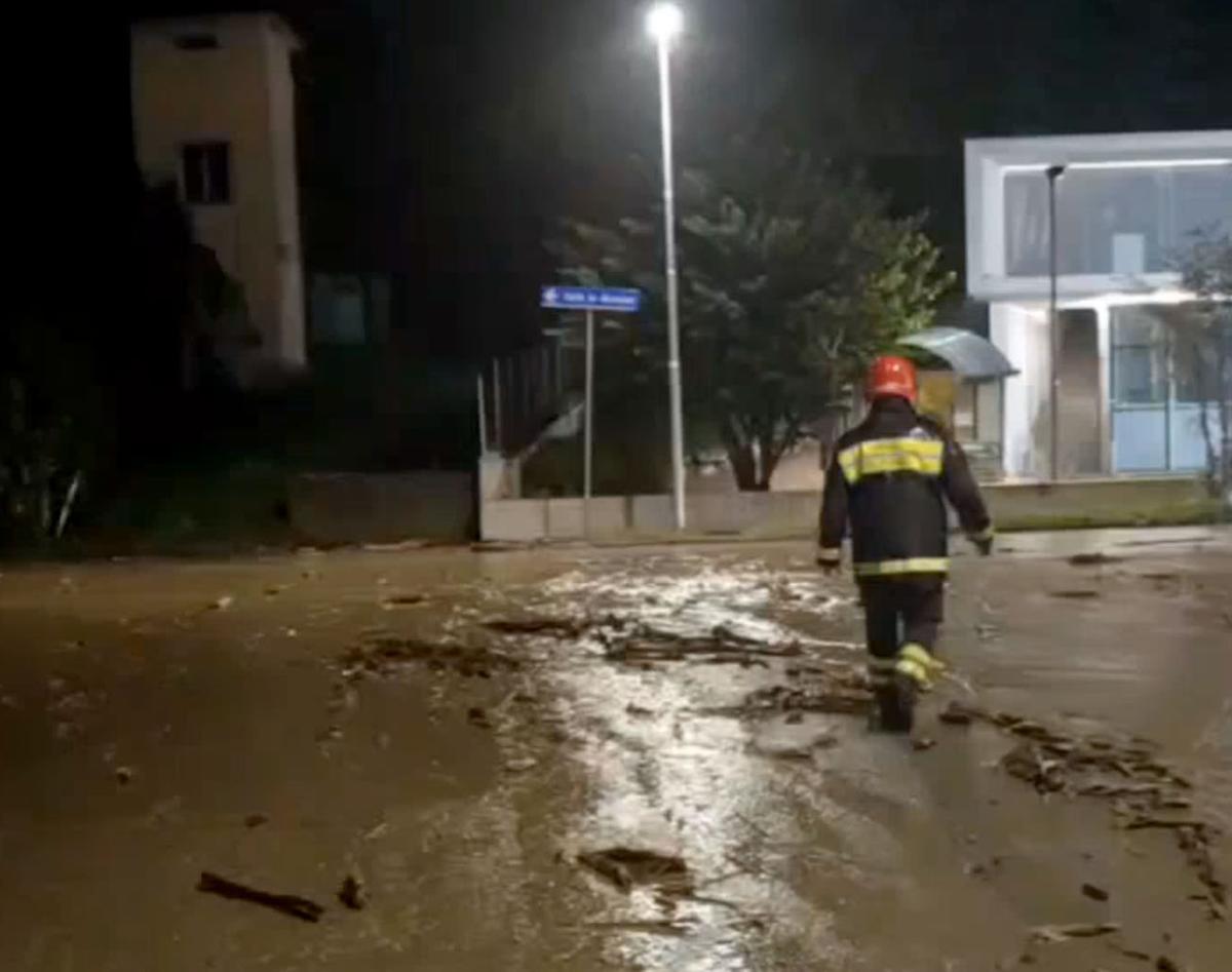 tempesta di pioggia e vento a desenzano centro commerciale invaso dall8217acqua allagamenti e alberi caduti in tutto il bresciano