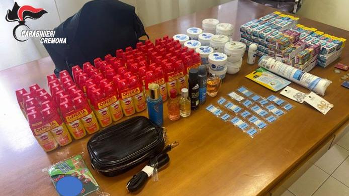 crema rubano cosmetici al supermercato e li nascondono nel passeggino della bimba