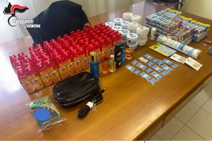 Crema: rubano cosmetici al supermercato e li nascondono nel passeggino della bimba