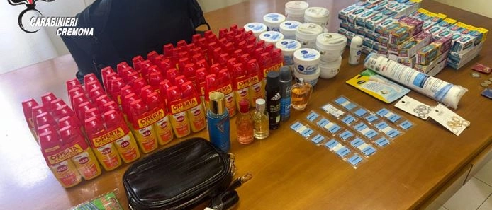 Crema: rubano cosmetici al supermercato e li nascondono nel passeggino della bimba