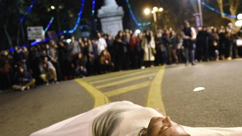 Una manifestazione contro la violenza sulle donne Una manifestazione contro la violenza sulle donne
