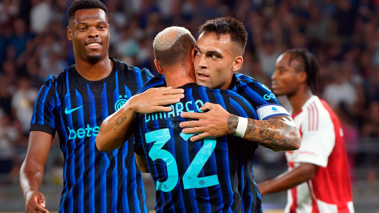 Lautaro e Dimarco festeggiano la rete del vantaggio al San Nicola