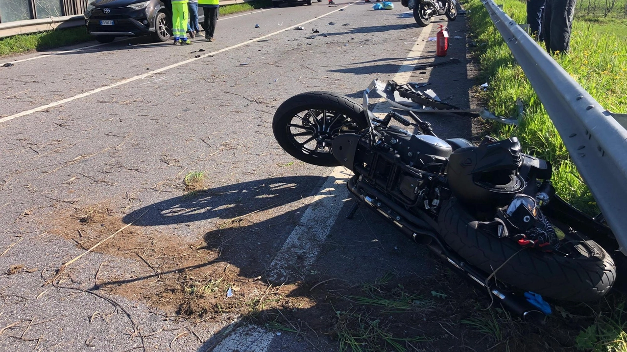Resta ai domiciliari il ventisettenne di Desenzano (ma residente a Manerba) che domenica mattina mentre guidava la sua auto...