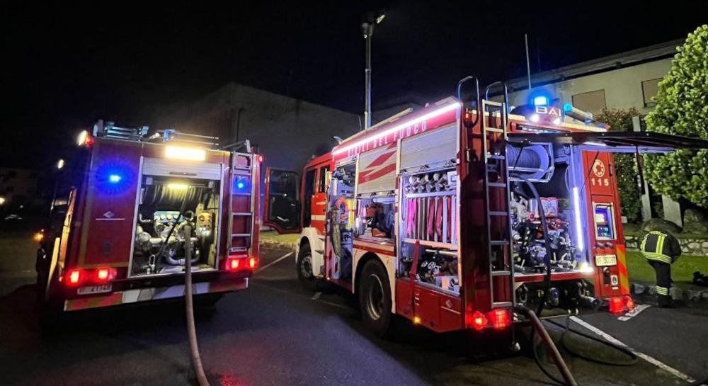 Colico, attentato incendiario contro la Polizia locale: bruciate due auto di servizio Colico, attentato incendiario contro la Polizia locale: bruciate due auto di servizio