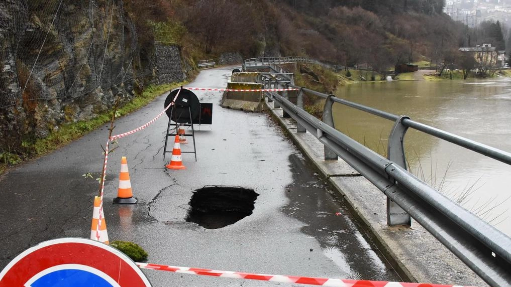 La voragine che si è aperta a causa con ogni probabilità dell’erosione delle sponde del lago sta mettendo in crisi l’azienda Stella Alpina