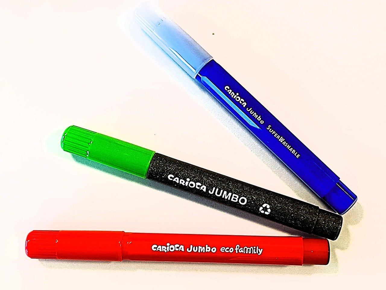 I pennarelli Carioca Jumbo blu da plastica fossile, verde da riciclata 'mista', rosso da riciclata di qualità
