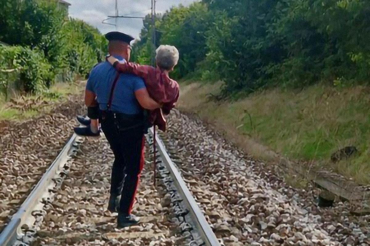 Anziana con Alzheimer stesa sui binari a Mantova: i carabinieri bloccano la linea e la salvano in extremis