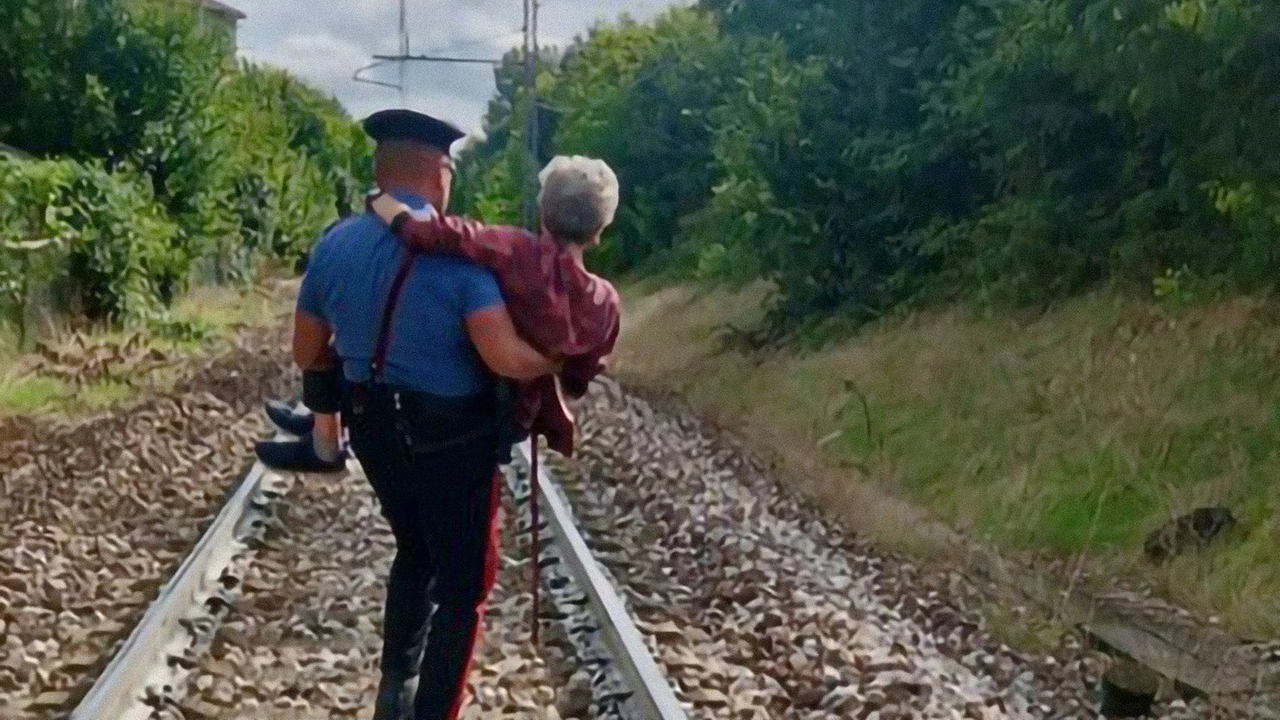 La donna è stata salvata e soccorsa dai carabinieri di Porto Mantovano