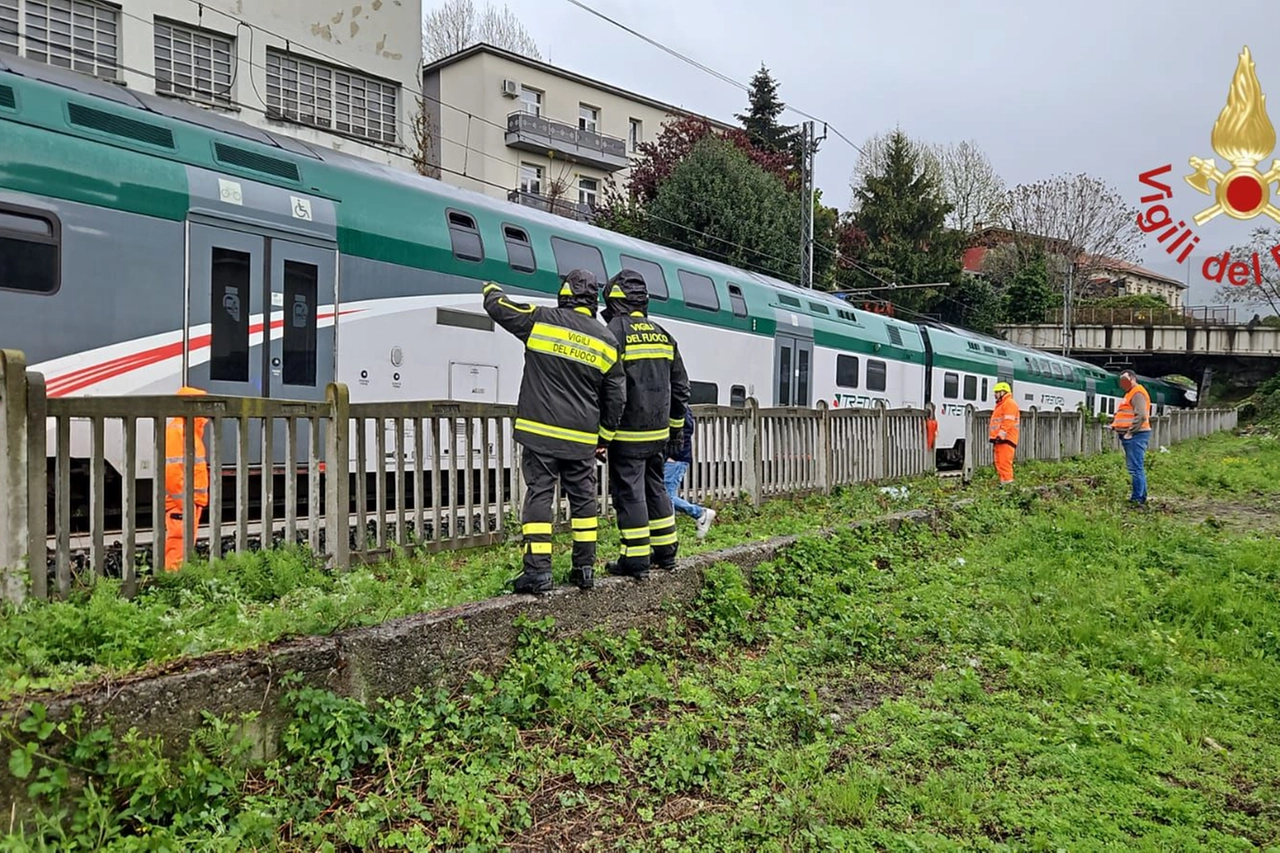 Il treno fermo tra le stazioni di Como Camerlata e Como Lago