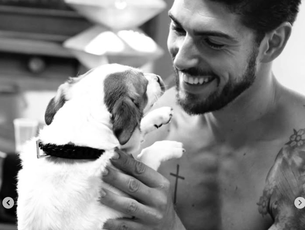 Ignazio Moser e la cagnolina Aspirina (Foto profilo Instagram)