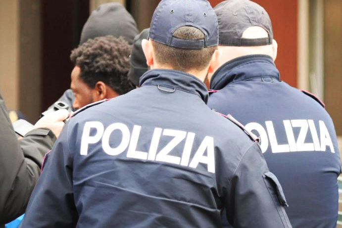 L'omicida scortato dai poliziotti