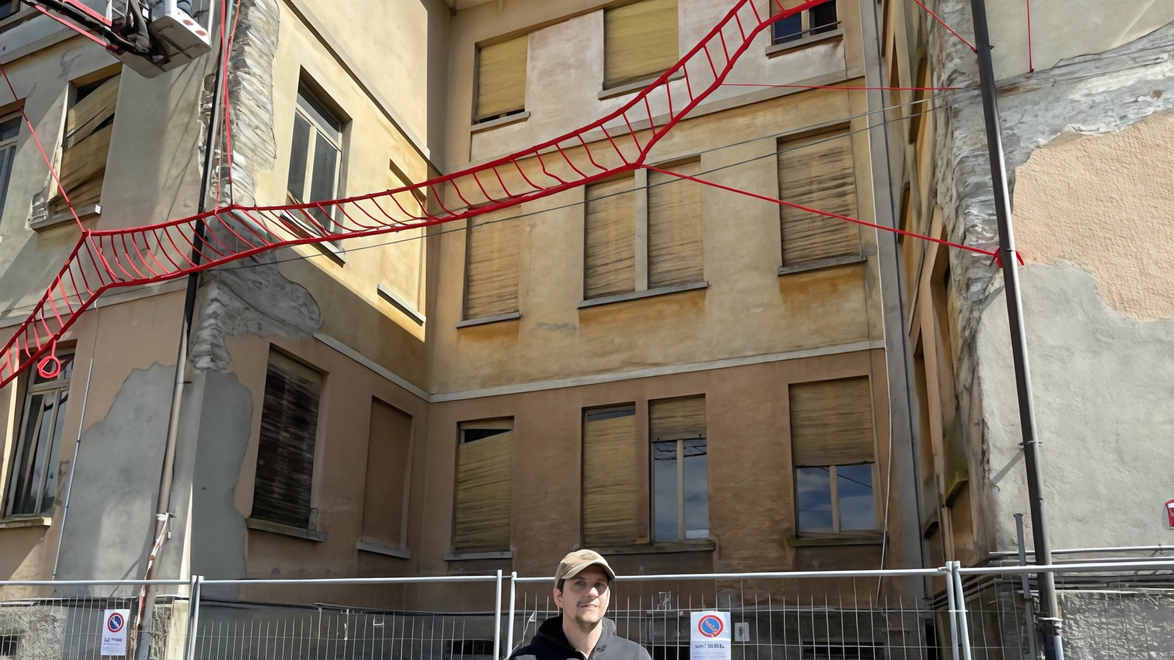 Barzanò, un’installazione di corde rosse “abbraccia” l’edificio "Così si richiama alla memoria storia e necessità di recupero".