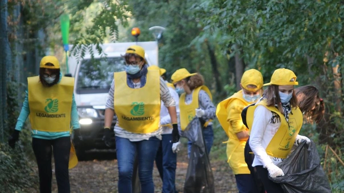 Adulti e ragazzi, tutti volontari, in campo assieme al Comune per ripulire i giardini delle scuole, il più grande polmone... Adulti e ragazzi, tutti volontari, in campo assieme al Comune per ripulire i giardini delle scuole, il più grande polmone...