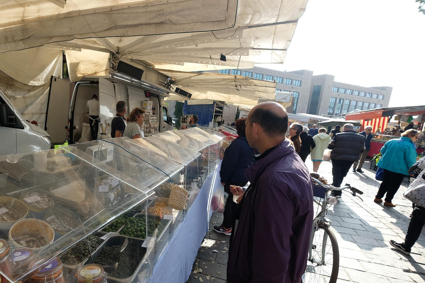 la piazza riaccoglie il mercato da Ilgiorno.it la piazza riaccoglie il mercato